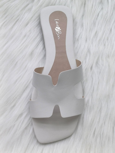 SandÃ¡lia Preta com Design "H" e Acabamento Premium