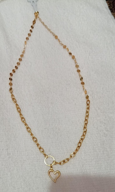 Colar Semijoia Dourado com Pingente de CoraÃ§Ã£o Vazado e Elos Delicados