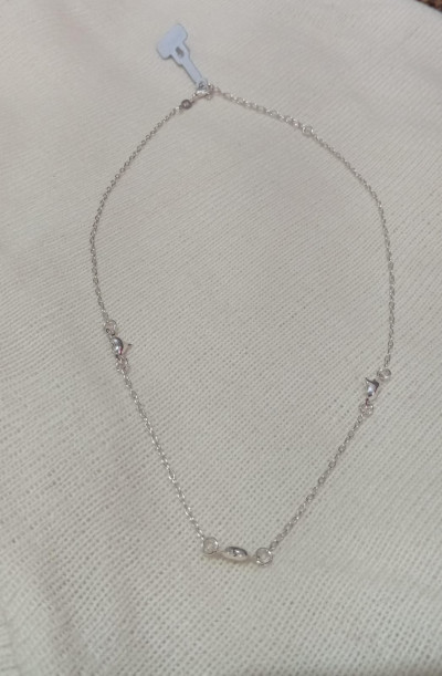 Colar Prateado Delicado com Detalhes de Peixinhos