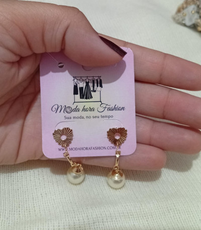 Brinco Semijoia Dourado com PÃÂ©rola e Detalhe de CoraÃÂ§ÃÂ£o