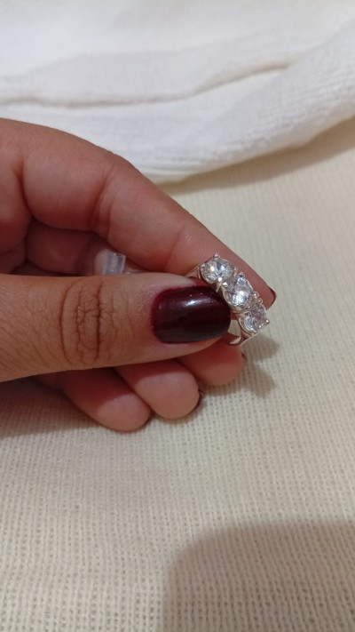 Anel Semijoia Prateado com TrÃÂªs ZircÃÂ´nias Luxuosas