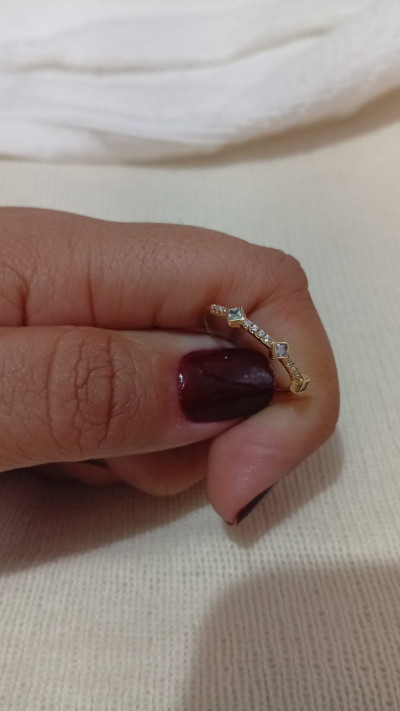 Anel Semijoia Dourado com ZircÃÂ´nias e Detalhes GeomÃÂ©tricos