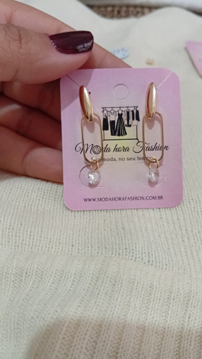 Brinco RetÃÂ¢ngulo Dourado com ZircÃÂ´nia Ã¢â¬â SofisticaÃÂ§ÃÂ£o Minimalista