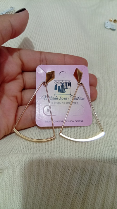 Brinco TriArco Dourado Ã¢â¬â Geometria com Estilo
