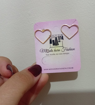 Brinco CoraÃÂ§ÃÂ£o Vazado Dourado Minimalista